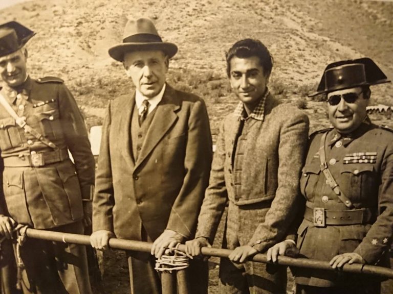 Ignacio Zuloaga con su ahijado gitano Rafael Albaicin entre una pareja de Guardias Civiles, 1944