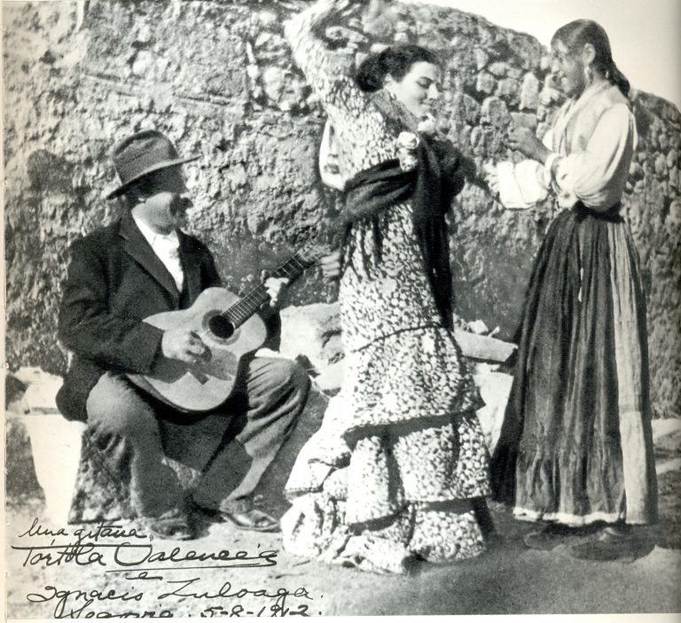 Ignacio Zuloaga junto a la bailarina Tórtola Valencia y una joven gitana en Segovia, 1912.